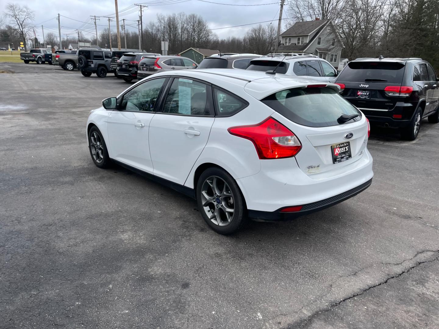 2013 White /Black Ford Focus SE Hatch (1FADP3K29DL) with an 2.0L I4 DOHC 16V engine, 6 Speed Automatic transmission, located at 547 E. Main St., Orwell, OH, 44076, (440) 437-5893, 41.535435, -80.847855 - Photo#10